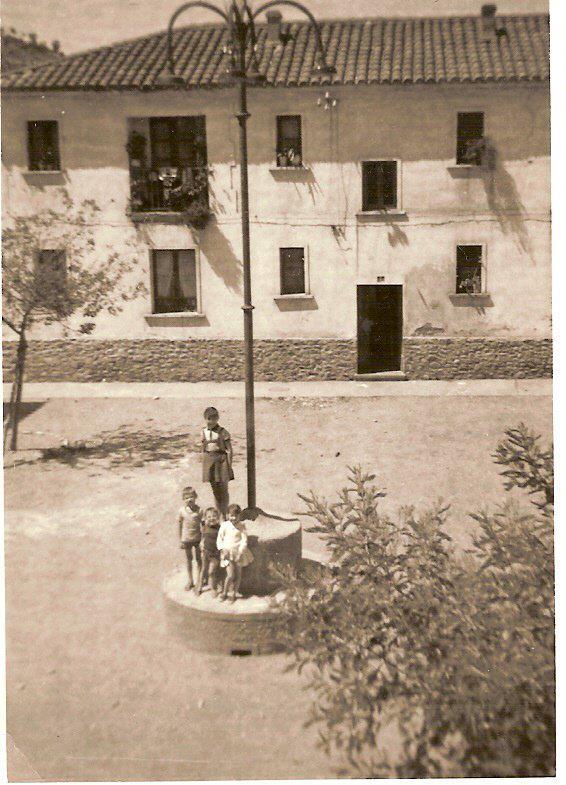 La plaza de las Casas Baratas, con niños