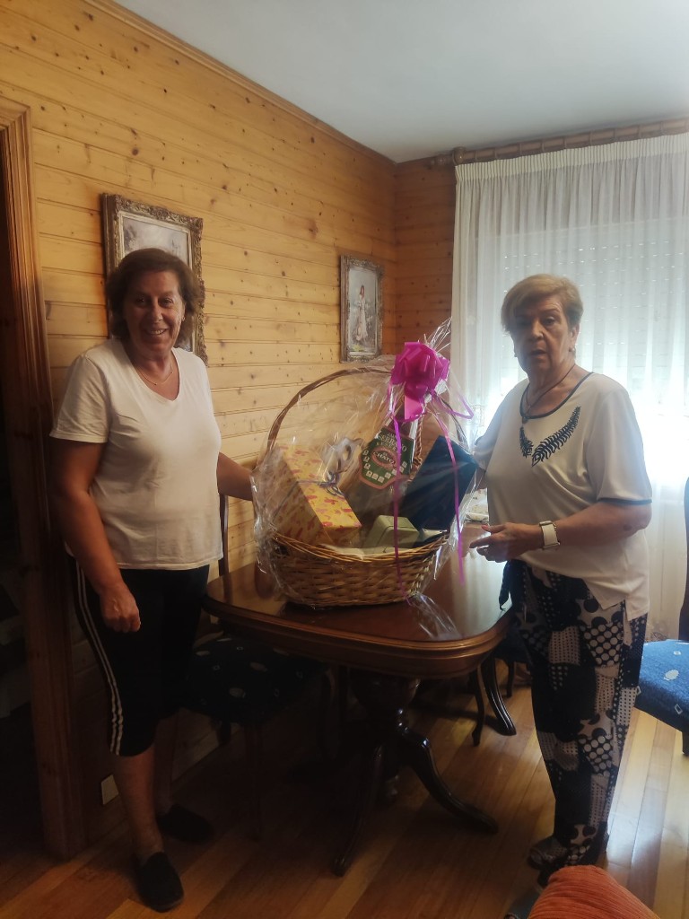 Quinita, ganadora de la rifa 2026, con la cesta